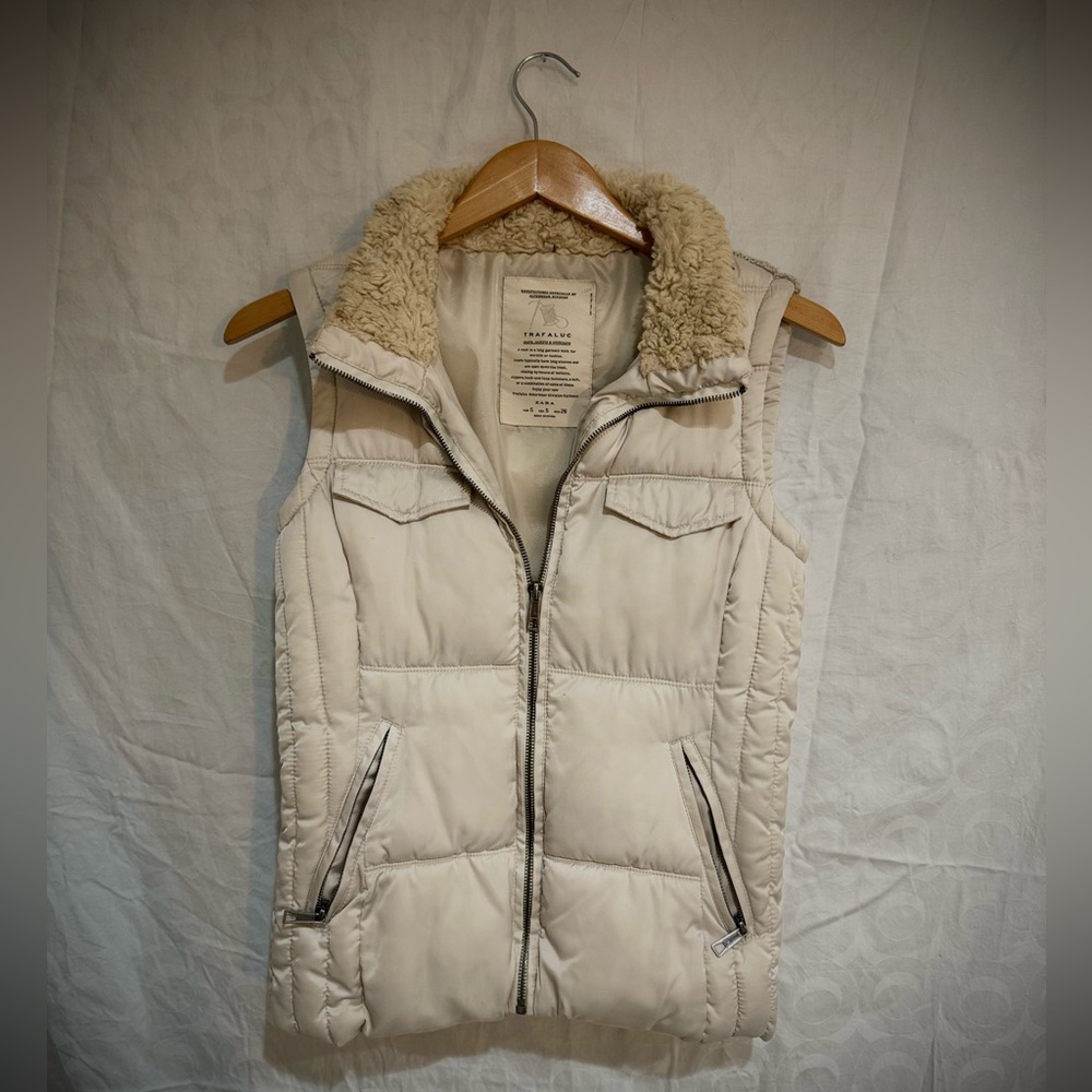 cute sleeveless zara puffer vest !